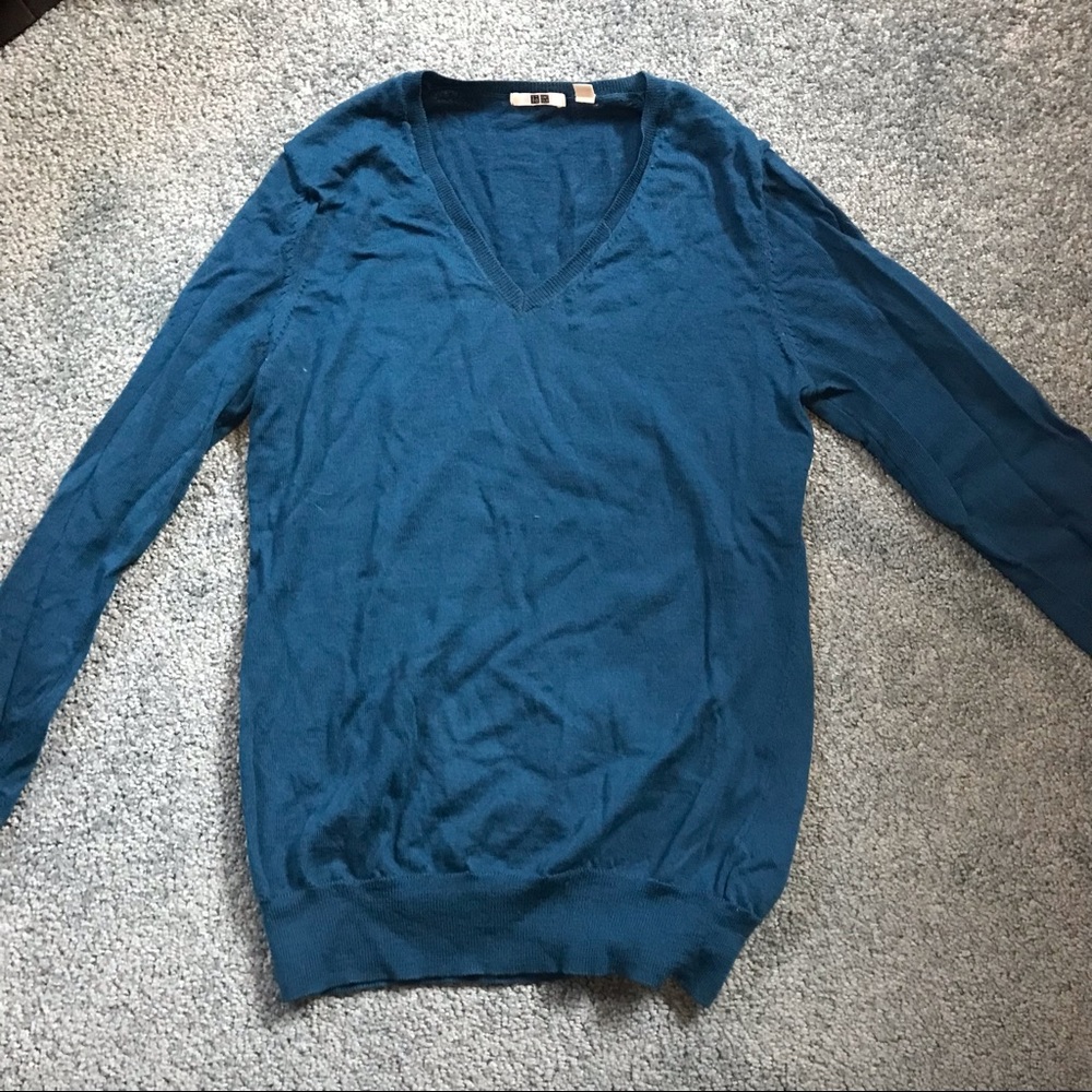 2/$10 Uniqlo ultra fine merino wool turquoise v-neck sweater